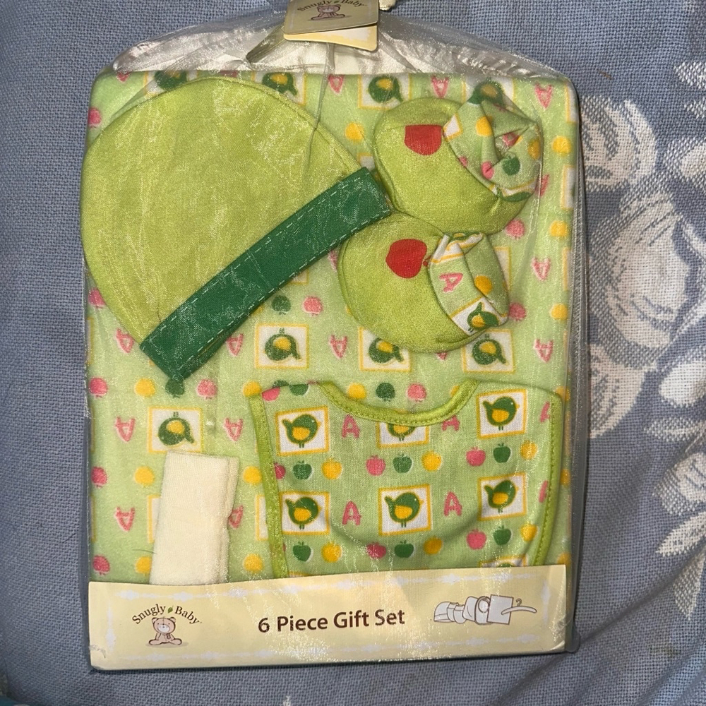 NOS 2011 Unisex Baby Snugly Baby 6 Piece Gift Set Newborn Green Apples/Birds
